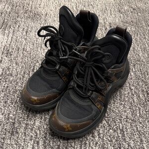 🖤 Louis Vuitton LV Trainer-Style Sneakers – Black Monogram – Size 39